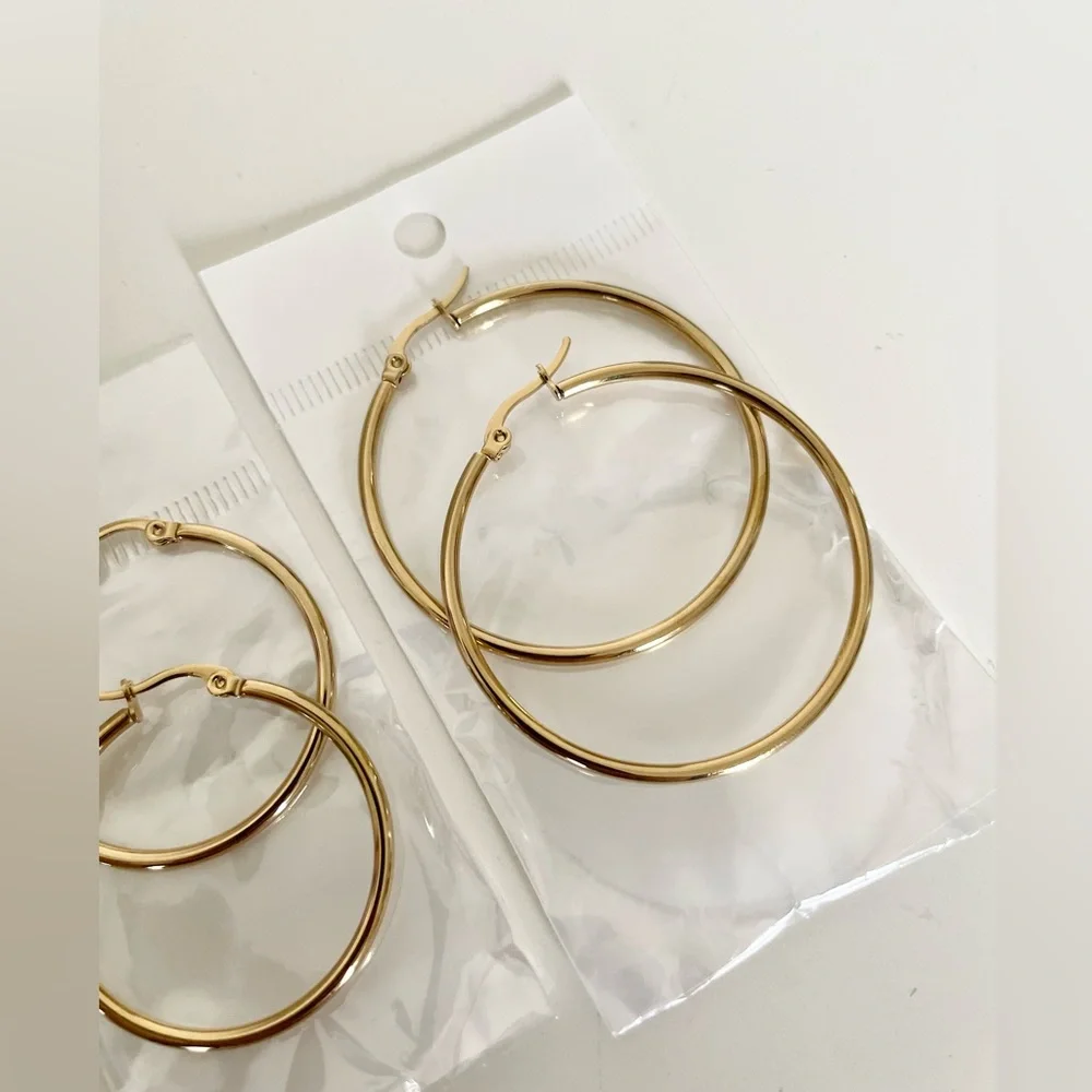 Elegant Set of 2 Gold Tone Hinged Hoop Earrings - Picture 8 of 10